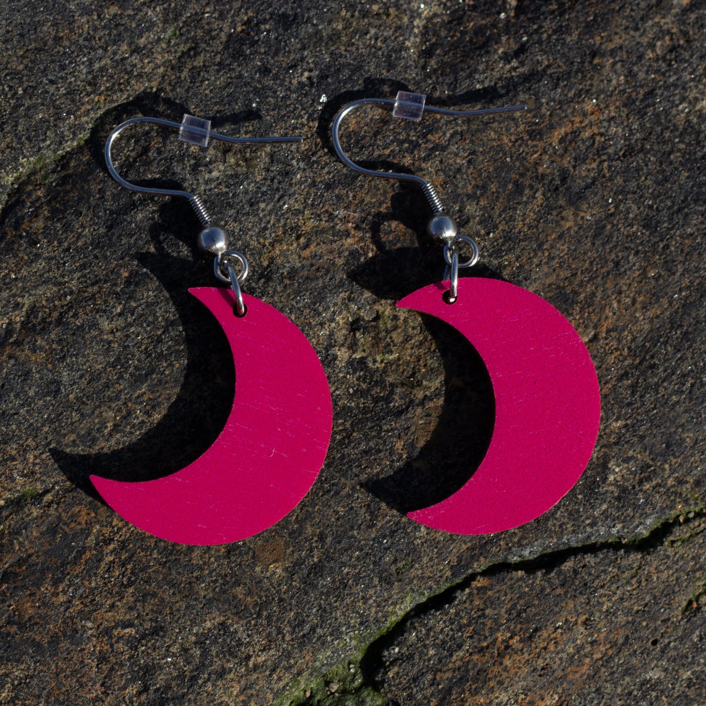 Pinkit kuunmuotoiset puukorvakorut suomalaista käsityötä